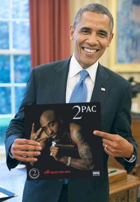 President Obama holding classic 2PAC album! 2pac Videos, Tupac Makaveli, Jersey Day, Mode Hip Hop, Tupac Wallpaper, Tupac Quotes, Tupac Pictures, Hip Hop Classics, Ace Hood