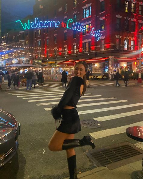 hannah meloche on Instagram: “Quick trip to Italy for the most extra moment of my life” Nyc Night Outfit, New York Picture Ideas, Nyc Photo Ideas, Hannah Meloche, Nyc Pics, New York City Pictures, Nyc Photoshoot, Photo New York, Nyc Outfit