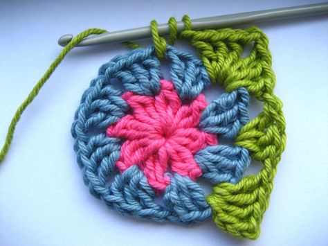 What is a knitter’s envy and every crocheter’s pride? You guessed it, the Granny Square! Addictive, colorful, quick, super-easy, chic and versatile, no one knows why it’s called a… Rustic Crochet, Virkning Diagram, Patterns Colorful, Coaster Ideas, Crochet Colorful, Runner Pattern, Coaster Pattern, شال كروشيه, Crochet Coaster
