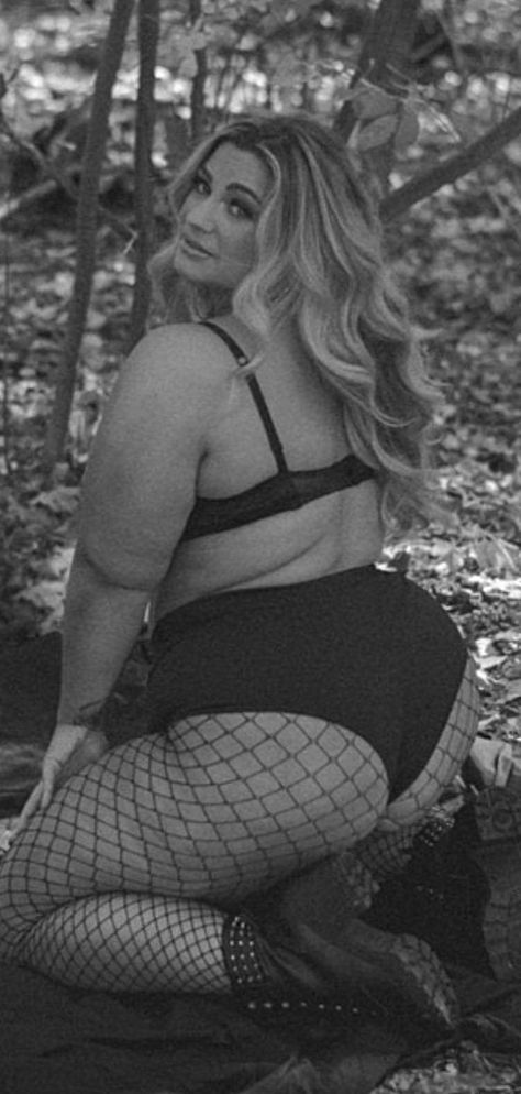 *2023* plus size boudoir outfit ideas! 24 looks + dos & don'ts💋 Plus Size Pin Ups, Poses For Curvy Models, Standing Poses For Plus Size Women, Photoshoot Poses For Plus Size Women, Budior Photoshoot Plus Size Poses, Plus Size Burlesque Photoshoot Ideas, Lingerie Outfit Plus Size Photoshoot, Flattering Plus Size Poses, Bouidor Photography Plus Size Poses