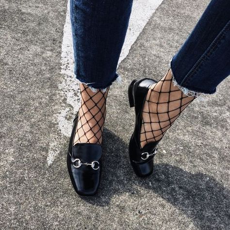 fish net How To Wear Fishnet Tights, Socks Outfit, Moda Rock, Fishnet Socks, Mode Chic, Stil Inspiration, Fishnet Tights, Fishnet Stockings, Inspiration Mode