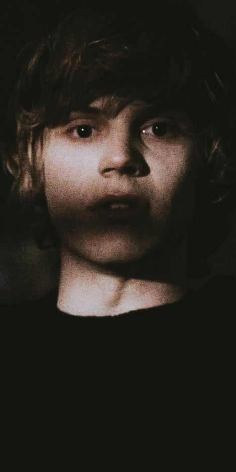 Even Peters Black And White, Evan Peters As Tate Langdon, Tate Langdon And Violet Harmon Wallpaper, Evan Peters Collage Wallpaper, Evan Peters American Horror Story Wallpaper, Tate Langdon Lockscreen, Tate Langdon Aesthetic Outfit, Even Peters Aesthetic Wallpaper, Tate Langdon Wallpaper Iphone