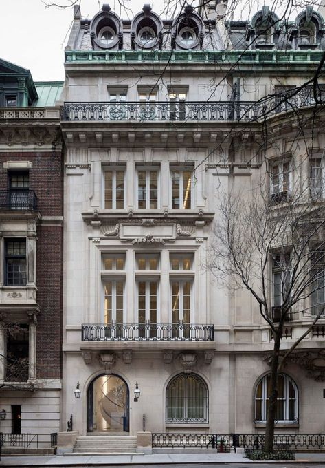 Upper East Side Manhattan Townhouse in a Landmarked Limestone Building Nyc Townhouse, New York Townhouse, Townhouse Exterior, Luxury Townhouse, Townhouse Interior, Architecture Classic, Modern Townhouse, Classical House, Luxury House Interior Design