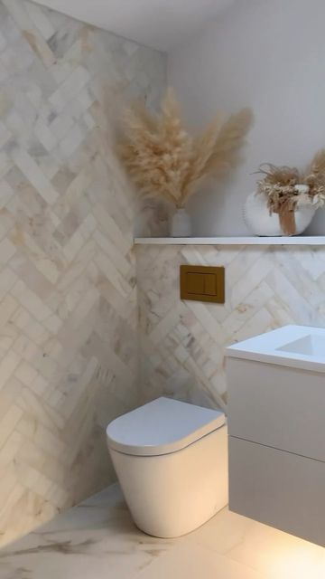 Calacatta Amber Honed Marble Bathroom, Mandarin Stone Calacatta Amber, Amber Marble Bathroom, Mandarin Stone Bathroom Tiles, Gold Calacatta Bathroom, Beautiful Tile Showers, Calacatta Amber Honed Marble, Neutral Marble Bathroom, Mandarin Stone Bathroom