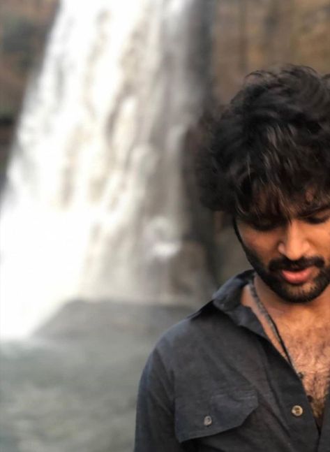 #vijaydeverakonda #smile #stylish #love #looks #film #portraiture Vijay Deverkonda, Dear Comrade, Hd Cover Photos, Kabir Singh, Famous Indian Actors, Prabhas Actor, Film Dance, Action Movie Poster, Vijay Deverakonda