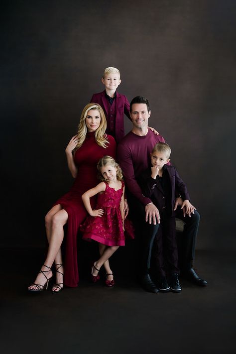 Studio Family Portraits Christmas, Family Photos Studio Poses, Family Of Four Portraits, Formal Studio Family Portraits, Elegant Family Portraits, Family Of 6 Studio Photoshoot, Family Portraits Photography, Family Portrait Posing, Family Poses In Studio