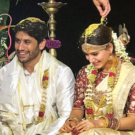 Its Official! The two Tolly-town love birds Samantha & Naga Chaitanya got married yesterday at W Resorts, Goa.  Samantha Ruth Prabhu and Naga Chaitanya looks absolutely resplendent in their complete traditional avatar for the wedding. We at Shopzters can’t get over the oodles of fun, frolic, grandeur and gala the wedding brigade had to offer. Samantha wore an off-white kanchipuram silk saree paired with an embellished maroon blouse! It is said that the saree originally bel... Samantha Naga Chaitanya Photos, Samantha Wedding Pics, Samantha Saree Pics, Samantha Ruth Prabhu Saree, Samantha Marriage, Celebrity Couple Costumes, Samantha Prabhu, Marriage Pictures, Naga Chaitanya