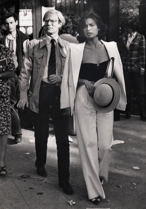 Bianca Jagger and Warhol, 1977 70s Mode, Bianca Jagger, Fashion 70s, Walking Down The Street, Poppy Delevingne, Looks Party, Studio 54, Stil Inspiration, Fashion Now