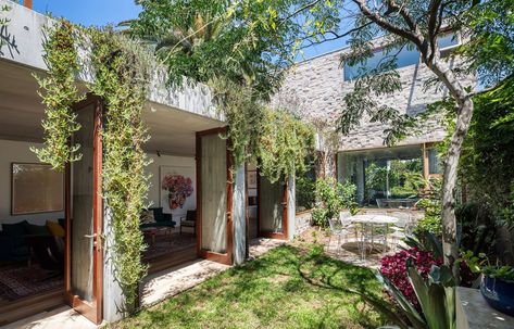 Secret Garden House, Extension Roof, Garden Courtyard, Courtyard Design, Desain Lanskap, Patio Wall, Home Garden Design, Wall Garden, Courtyard House