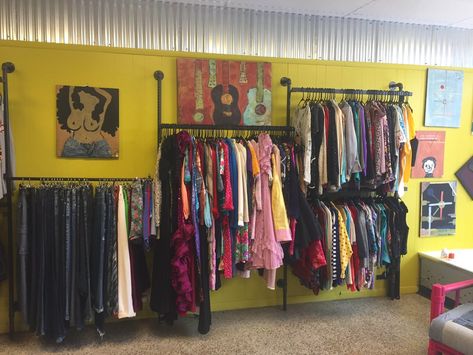 Consignment Store Layout, Second Hand Store Ideas, Consignment Store Displays, Foster Closet, Vintage Clothing Display, Retail Clothing Display, Vintage Store Ideas, Vintage Dressing Rooms, Kids Clothing Store Design