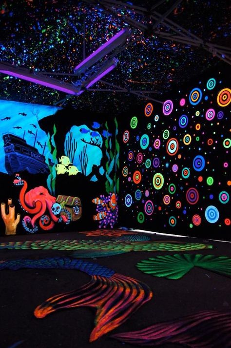 smoking room #Follow Yasholo @unreal_shakespeare Blacklight Aesthetic, Blacklight Room, Black Light Room, Black Light Party, Glow Party Decorations, Trippy Room, Visuell Identitet, Light Party, Blacklight Party