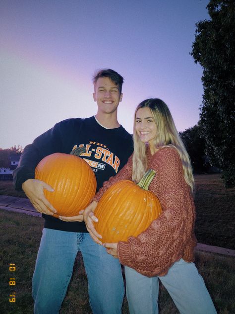 Fall Pumpkin Couple Pictures, Fall Time Couple Pictures, Pumpkin Carving Pictures Couple, Couple At Pumpkin Patch, Fall Instagram Pictures Couples, October Couple Pictures, Fall Couple Things To Do, Pumpkin Patch Date Aesthetic, Fall Pictures To Recreate