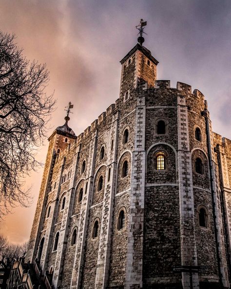 Tower Of London Photography, Tower Of London Aesthetic, Book Aestethic, Travel Girl Aesthetic, Travel Aesthetic Beach, Mysterious Facts, Beautiful Cemeteries, Travel Wallpapers, Travel With Friends