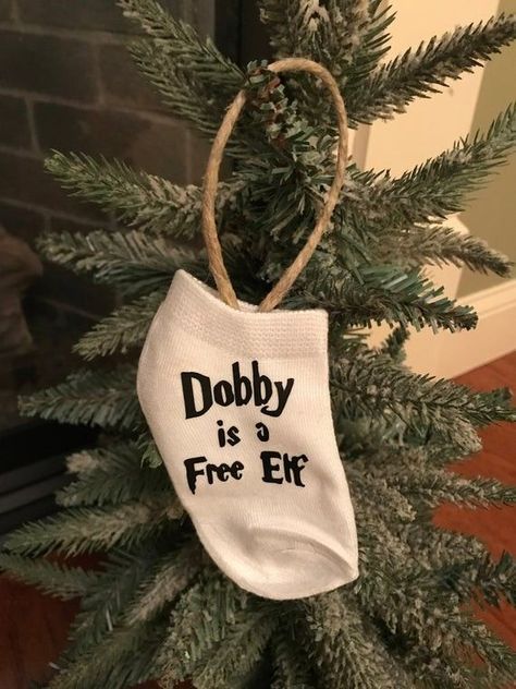 Deco Noel Harry Potter, Dobby Is A Free Elf, Hp Christmas, Harry Potter Christmas Gifts, Harry Potter Christmas Ornaments, Harry Potter Halloween Costumes, Harry Potter Christmas Decorations, Harry Potter Ornaments, Harry Potter Christmas Tree