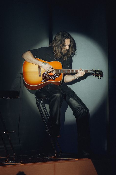 Tom Kaulitz With Guitar, Kaulitz Twins, Tokyo Hotel, Tokyo Hotels, Bill Kaulitz, Tom Kaulitz, Tokio Hotel, Attractive Men, Playing Guitar