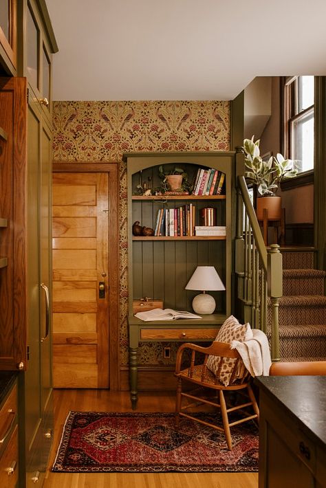 Cozy House Entrance, Fisherman Cabin Interior, Romani Interior Design, Fairy Aesthetic Interior, English Snug Room Ideas, Victorian Cottagecore House, Yellow Cottage Living Room, Woodsy Cottage Decor, Colorful Vintage Farmhouse