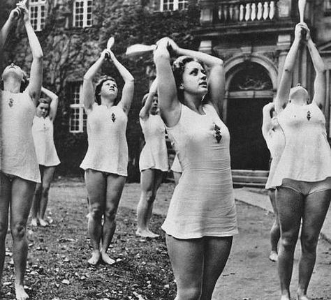 Hiroshima, Nagasaki, Akita, German Girls, German Women, Roaring Twenties, Calisthenics, Military History, Historical Photos