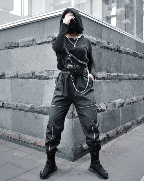 Warcore Outfits, Techwear Outfits Women, Tech Wear Aesthetic, Techwear Girl Outfit, Womens Techwear, Techwear Women, Casual Techwear, Court Outfit, Futuristic Clothing