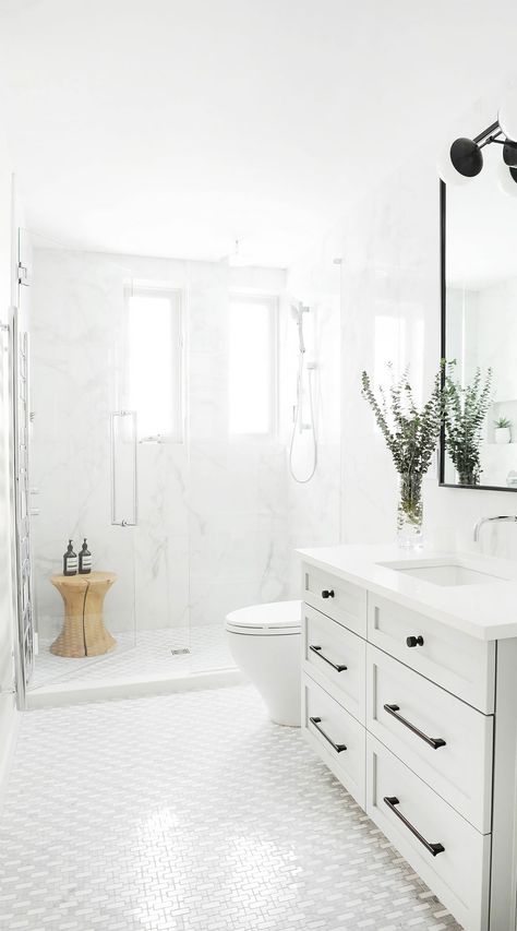 60+ White Bathroom (TIMELESS LOOK) - Clean and Fresh Bathrooms Small White Bathrooms, Grey And White Bathroom, All White Bathroom, Gray And White Bathroom, Modern White Bathroom, White Bathroom Designs, Timeless Bathroom, White Bathroom Decor, White Bathroom Tiles