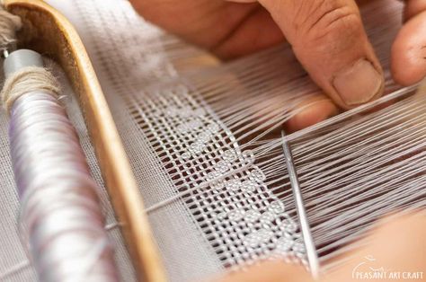 Lace Weaving, Weaving Loom Diy, Weaving Loom Projects, Lace Weave, Rigid Heddle Weaving, Weaving Tutorial, Diy Weaving, Tablet Weaving, Needlework Patterns