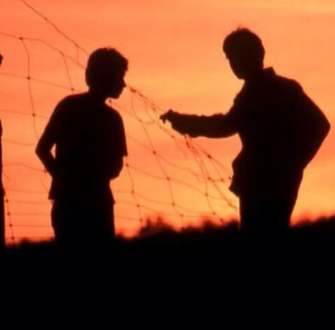 Ponyboy And Johnny Sunset, 80s Movies Aesthetic, The Outsiders Stay Gold, Tommy Howell, Ponyboy Curtis, The Outsiders Imagines, Thomas Howell, The Outsiders Cast, Stay Gold Ponyboy