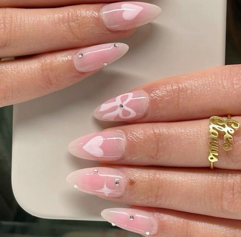 Eco-Friendly Summer Travel Tips and Sustainable Bow Nail Art Ideas Pink And Brown Nail Ideas, Pink And White Aura Nails, Pink Nail Inspi, Pink And White Nail Art, Nail Designs Sparkle, Acubi Nails, Coquette Nail, Bow Nail Designs, Ombre Nail Polish