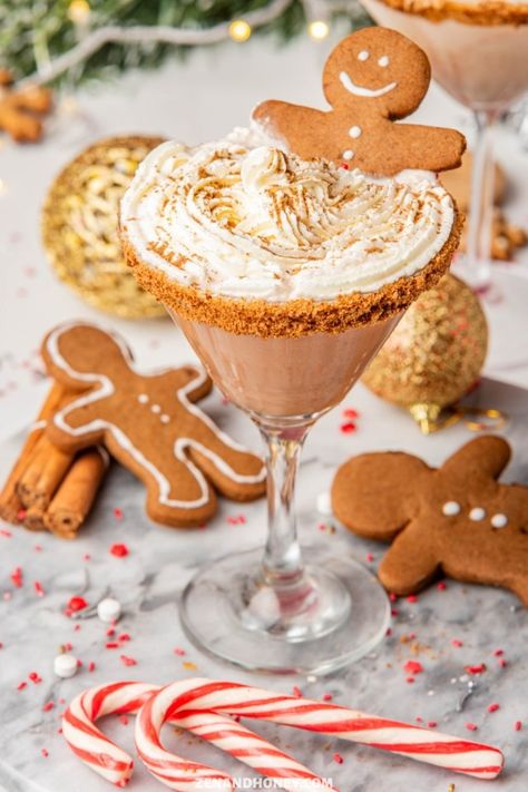 Martini Holiday Drinks, Natal, Gingerbread Alcoholic Drinks, Gingerbread Drinks Alcohol, Gingerbread Espresso Martini, Gingerbread Cocktail Recipes, Christmas Espresso Martini, Christmas 2033, Gingerbread Drink