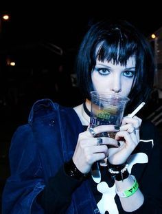 Alice Glass Chicas Punk Rock, Alice Glass, Glasses For Your Face Shape, Crystal Castles, My Therapist, Crystal Castle, Estilo Grunge, Mall Goth, Grunge Goth