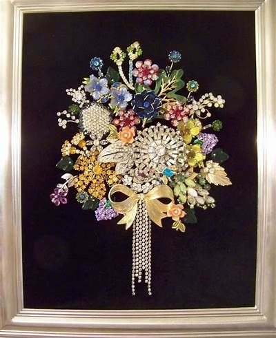 Repurpose out dated and broken jewelry pieces into a composition anyone ... Upcycling, Brooch Display Ideas, Jewelry Shadow Box, Jewelry Bouquet, Frames Pictures, Button Art Projects, Brooch Display, Jeweled Picture, Old Jewelry Crafts