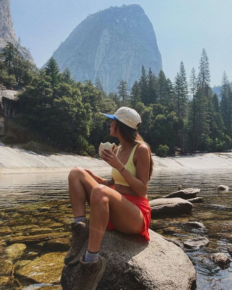 Yosemite Hike Outfit, Wyoming Hiking Outfit, Hiking Outfit Yosemite, Hiking In Nature, Yosemite Poses, Hoka Aesthetic Outfit, Hiking Autumn Outfit, Yosemite Packing List Summer, Hiking Pictures Ideas
