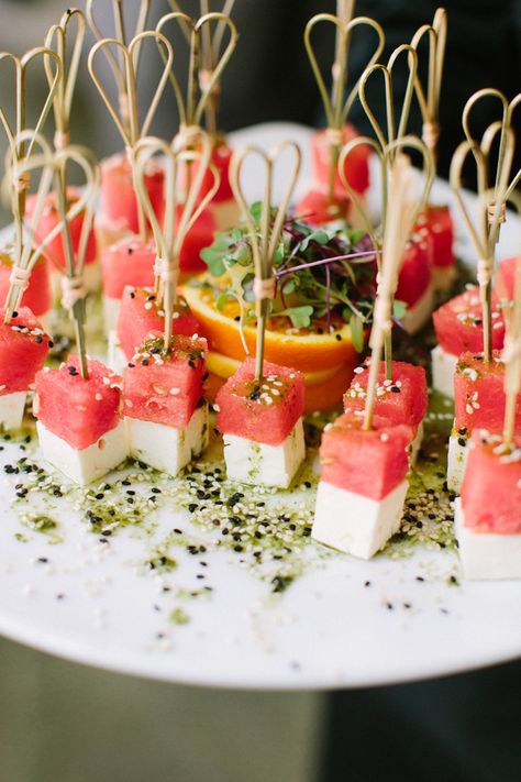 20 Fun Midnight Snack Ideas for Your Wedding | PreOwned Wedding Dresses Ideas Para Catering, Wedding Cocktail Bar, Bridal Shower Menu, Wedding Appetizers, Dessert Recipies, Reception Food, Wedding Reception Food, Gin Fizz, Midnight Snacks