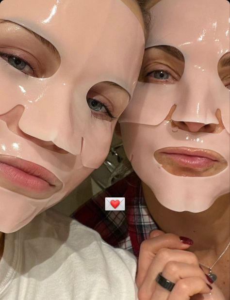 Besties Skincare Aesthetic, Face Masks Aesthetic Friends, Face Mask Sleepover, Face Mask With Friends, Face Mask Aesthetic Friends, Spa Night Aesthetic, Face Masks Aesthetic, Aesthetic Facemask, Dr Jart Mask