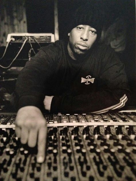 DJ Premier, born Christopher Edward Martin, born March 21, 1966, is an American record producer and DJ, was half of the hip hop duo Gang Starr—alongside the emcee Guru—and forms half of the hip hop duo PRhyme, together with Royce da 5’9”, often considered one of the greatest hip-hop producers of all time. Hip Hop Dj, Cultura Hip Hop, Hip Hop Producers, Gang Starr, Dj Premier, Arte Hip Hop, Hip Hop Classics, Moda Hip Hop, Hip Hop Songs