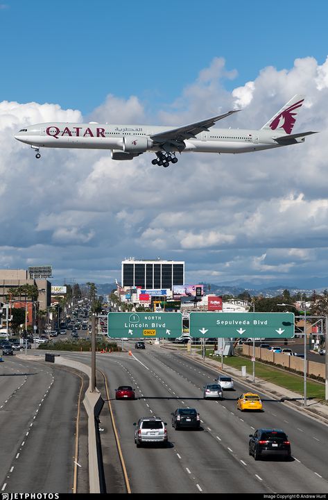 Qatar Airways Wallpaper, Boeing 777 Wallpaper, Airport Wallpaper, Landing Airplane, Plane Wallpaper, Plane Photography, Commercial Plane, Airplane Wallpaper, Dubai Airport