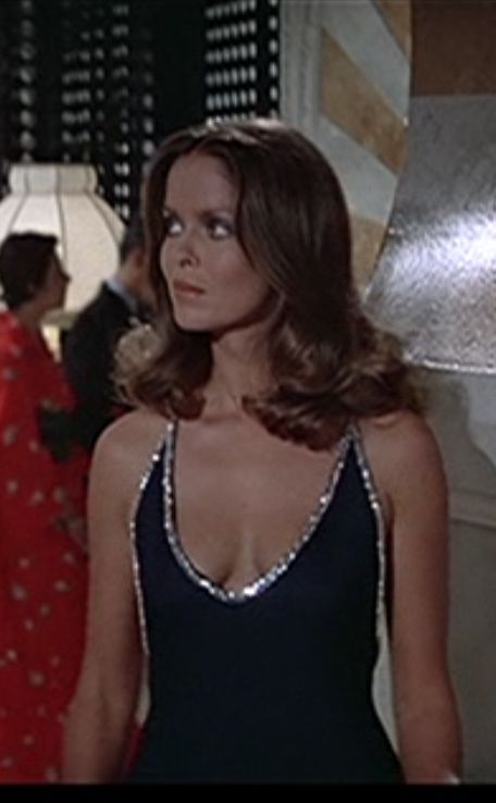 Barabara Bach as Anya Amasova in The Spy Who Loved Me - possibly my favourite Bond girl dress ever Bond Women Dresses, James Bond Women Dresses, James Bond Female Outfit, James Bond Hairstyles Women, Bond Girl Aesthetic Outfit, James Bond Dress Woman, James Bond Aesthetic Female, James Bond Girls Dresses, James Bond Girls Outfit