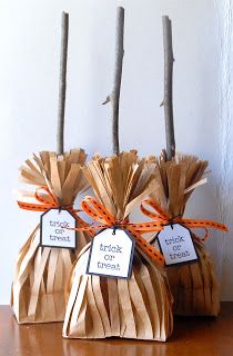 Witch's brooms treat bags. So cute & simple to make. Will probably make them for my daughters's 2nd grade class Halloween Party. & if you don't want to use branches, you could use pretzels instead. Halloweenpyssel Barn, Porta Halloween, Sac Halloween, Halloween Treat Bags Diy, Dulceros Halloween, Fröhliches Halloween, Diy Halloween Treats, Witch Party, Anniversaire Harry Potter