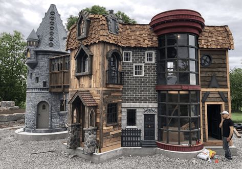 These Grandparents Built A Harry Potter Playhouse For Their Grandkids and It Is Magical Harry Potter Backyard, Harry Potter Garden Ideas, Harry Potter Outdoor Decor, Harry Potter Buildings, Harry Potter Architecture, Harry Potter Playroom, Harry Potter House Decor, Big Playhouses, Luxury Playhouses