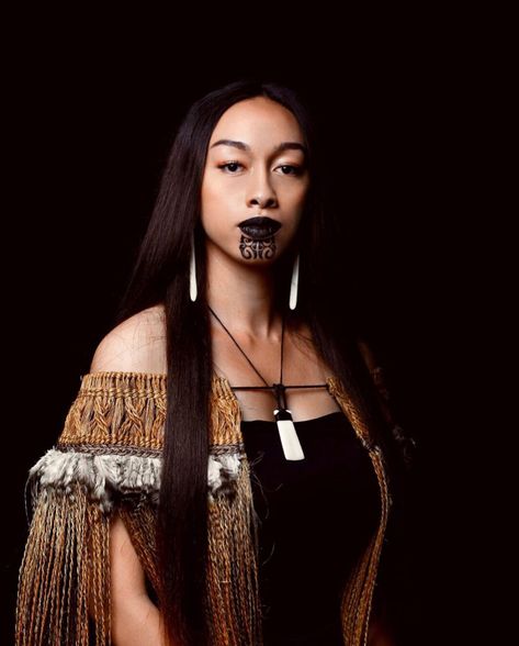 Maori Face Tattoo Woman, Maori Portraits Photography, Maori Woman Art, Maori Traditional Clothing, Maori Women Beautiful, Tongan Women, Indigenous Hairstyles, Maori Photography, Indigenous Tattoos