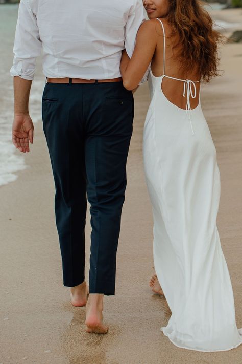 These two wanted to do an adventure photo session with me the same week of their wedding in Hawaii and it was the dreamiest little sunset shoot – the sky burst into colors at the end and it was SO magical. This was after their Big Day and allowed us to showcase other stunning beautiful locations around the island of Oahu! It was a mix between a honeymoon shoot and getting more bridal styled photos with a second outfit to compliment this stunning tropical wedding. Beach Elopement Dress, Engagement Photo Shoot Outfits, Engagement Photo Shoot Beach, Extra Wedding, Engagement Pictures Beach, Sunset Shoot, Couples Beach Photography, Styled Engagement Shoot, Engagement Photo Dress