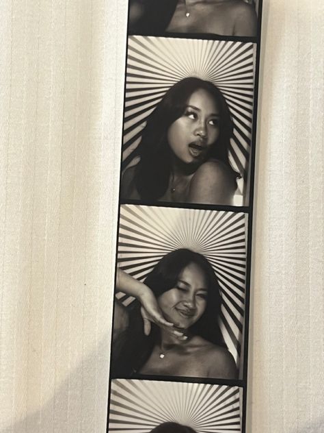 Black And White Photobooth Pictures, Photobooth Poses Alone, Solo Photobooth Poses, Photobooth Ideas Poses, Photobooth Pictures Aesthetic, Photobooth Pose Ideas, Photobooth Black And White, Fotbar Ideas, Photobooth Ideas Poses Couple