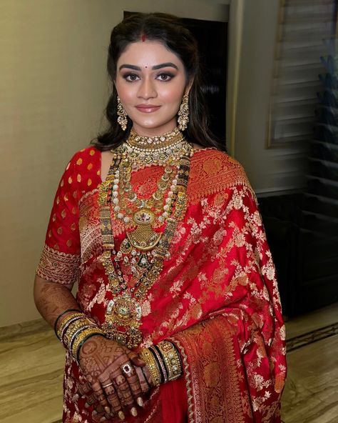 In the grand tapestry of style, a Sabyasachi saree meets its perfect match in flawless makeup. 🥀✨ Makeup: @makeupbykomalhiire Hair: @naynahairartist Beauty: @himali_gaikar_34 Saree: @sabyasachiofficial #KomalHire #MakeupByKomalHire #softglam #bridesbykomalhire #marathibridalmakeup #mumbaimakeupartist #komalhiremakeupartist #BridalLook #OffbeatBridalLook #Bride #BrideOfTheDay #FreshMakeupLook #Sabyasachi #SareeLook #Flawless #SareeGlam #FlawlessMakeup Newly Bride Saree, Sabyasachi Sarees Brides, New Bride Look Indian, Banarasi Shalu, Sabyasachi Saree, Indian Makeup Looks, Sabyasachi Bridal, Sabyasachi Sarees, Sabyasachi Bride