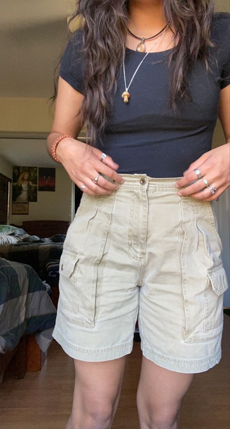 i love cargo shorts Women Cargo Shorts Outfit, Khaki Cargo Shorts Outfit, Beige Cargo Shorts Outfit, Beige Shorts Outfits Women, Khaki Shorts Outfit Aesthetic, Longer Shorts Outfits Women, Army Green Shorts Outfit, 80s Shorts Outfits, Cargo Shorts Outfits Women Summer