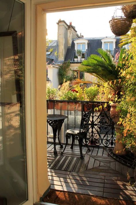 Paris Apartments Exterior, French Apartment Aesthetic, Parisian Apartment Aesthetic, Exterior Aesthetic, Paris In August, Paris Balcony, Paris Activities, Paris Flat, French Balcony