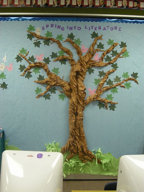 One day I will make one of these trees for a bulletin board! Reading Bulletin Board, Høstaktiviteter For Barn, Ochrana Prírody, Bulletin Board Tree, Classroom Tree, Reading Bulletin Boards, Elementary School Library, Library Bulletin Boards, School Displays