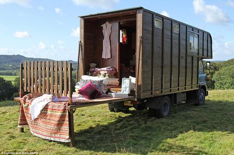 Converted Horse Trailer, Horse Box Conversion, Truck House, Supraviețuire Camping, Canopy And Stars, Tiny House Swoon, Camping 101, Horse Box, Trailer Home