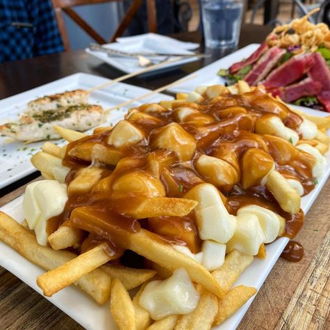 Canadian Fries Poutine, Canada Day Food, Poutine Food, University Motivation, Poutine Fries, Canadian Poutine, Feeling Homesick, Poutine Recipe, Wedding Royal