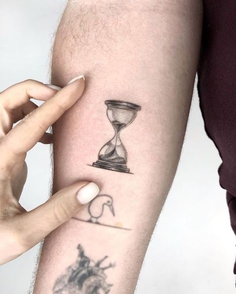 Daria Tattoo, Tattoo Never Give Up, Small Horse Tattoo, Best Tattoos For Men, Rose Tattoo Stencil, Best Tattoo Ideas For Men, Hourglass Tattoo, Petite Tattoos, Tattoos For Women Flowers