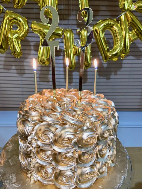 Golden Birthday Cake Design, Cakes For Golden Birthday, Golden Cake Recipe, Golden Cake Designs Birthday, Golden Birthday Ideas Cake, Metallic Birthday Cake, Cake Golden Birthday, Baddie Bday Cake, 27th Golden Birthday Ideas