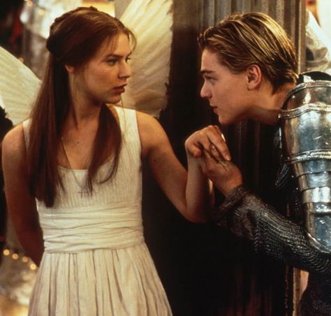 Romeo And Juliet Leonardo, Romeo + Juliet Aesthetic, 90s Teen Movies, Leonardo Dicaprio Romeo, Romeo Ve Juliet, Romeo Juliet 1996, Juliet Movie, Romeo Und Julia, Leonardo Dicaprio 90s