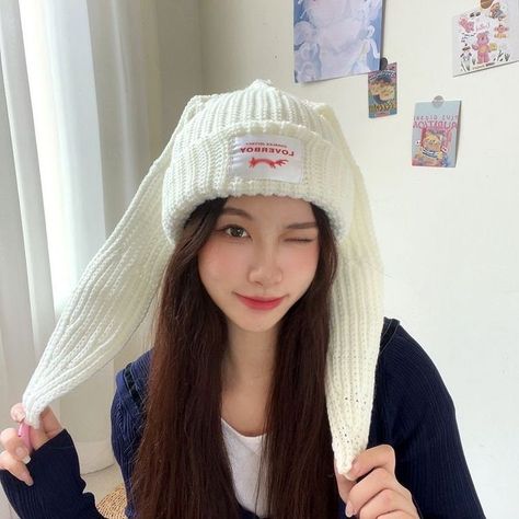 ulzzang kbeauty street fashion douyin streetwear bunny hat coquette dolly Bunny Ears Beanie, Bunny Ear Beanie, Fox Hat Crochet, Topi Vintage, Rabbit Beanie, Beanie With Ears, Crochet Christmas Hats, Crochet Costumes, Beanie Outfit